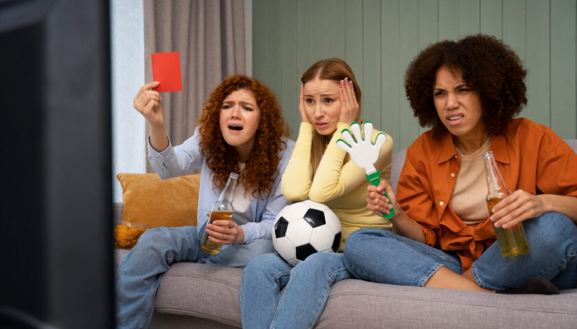 femme regardant match a la télé