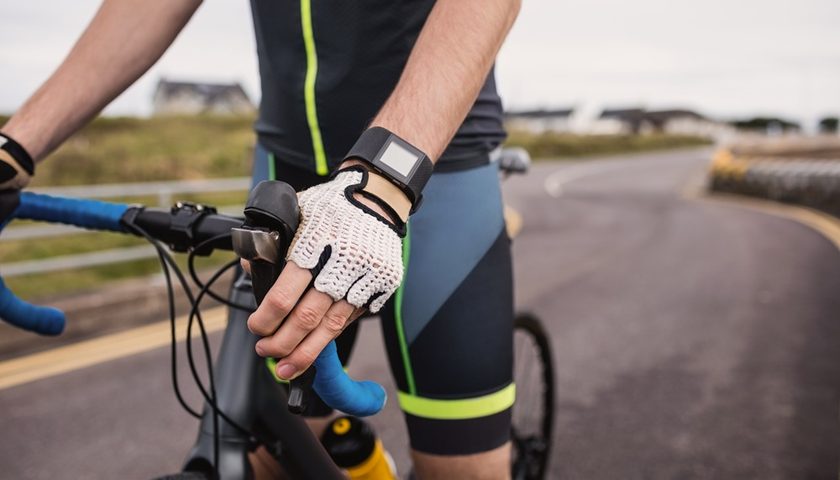 un cycliste avec une Montre GPS