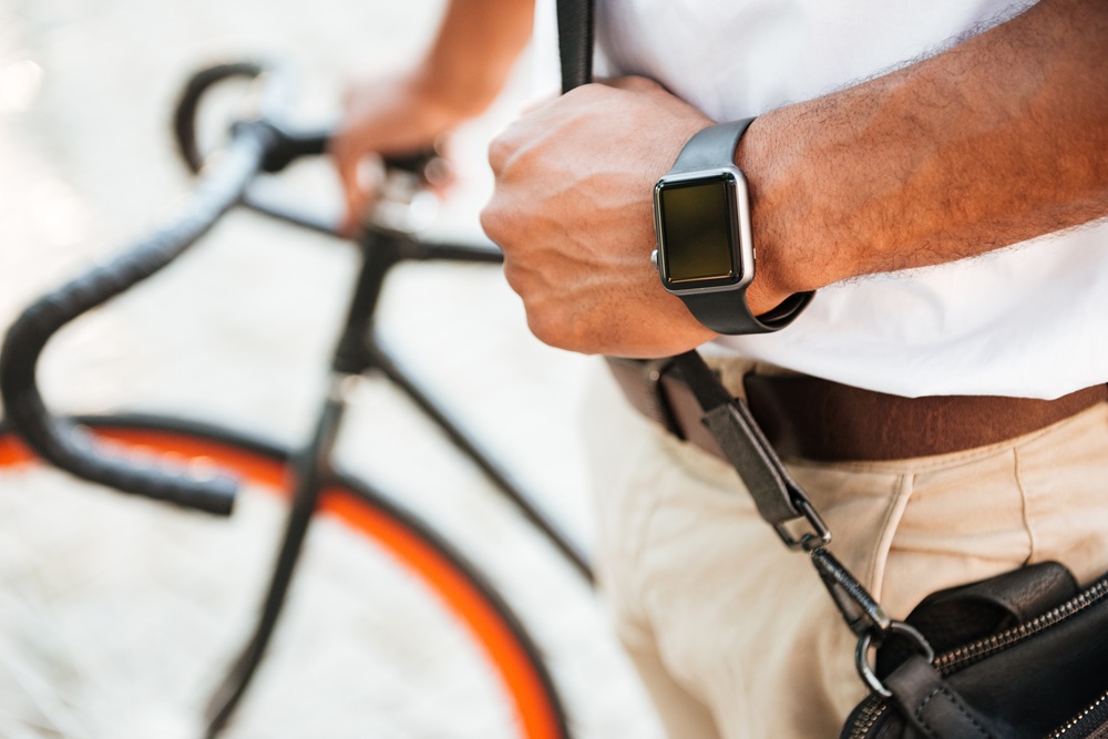 un homme avec une Montre GPS de cycliste